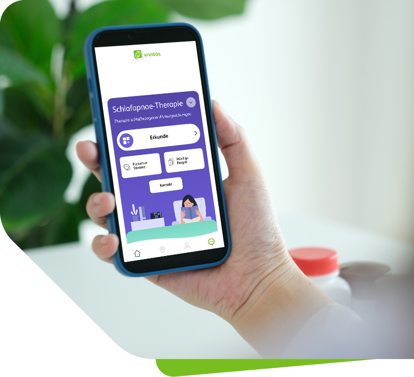Eine Hand hält ein blaues Smartphone, dessen Bildschirm die VIVISOL MyCare App anzeigt. Auf dem App-Interface ist der Titel "Schlafapnoe-Therapie" zu sehen, darunter Buttons und eine Grafik einer schlafenden Person. Das Bild symbolisiert die digitale Unterstützung und das Management der Therapie über die App.